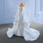 High End Weiß Perlenstickerei Spitze Blumen Fallende Rüsche Brautkleider / Hochzeitskleider 2022 Meerjungfrau Rundhalsausschnitt Lange Ärmel Hof-Schleppe Hochzeit