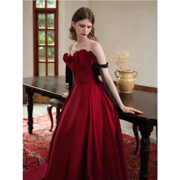 Chic / Beautiful Burgundy Prom Dresses 2022 A-Line / Princess Strapless Bow Sleeveless Backless Sweep Train Satin Prom Formal Dresses