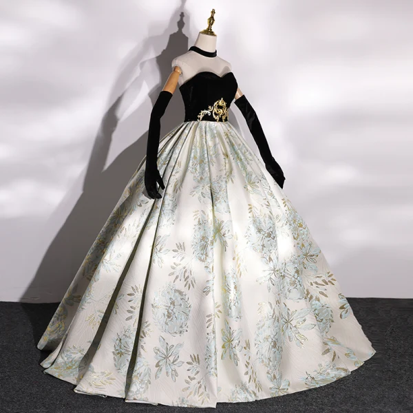 Elegante Schwarz Satin Drucken Ballkleider 2022 Ballkleid Rundhalsausschnitt Gold Stoffgürtel Ärmellos Rückenfreies Lange Festliche Kleider