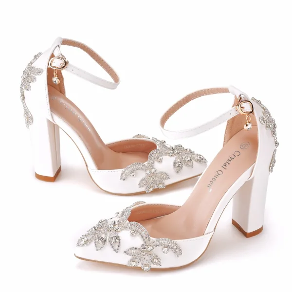 Charmant Weiß Strass Brautschuhe 2022 Knöchelriemen 10 cm Thick Heels Spitzschuh Hochzeit Sandaletten Hochhackige