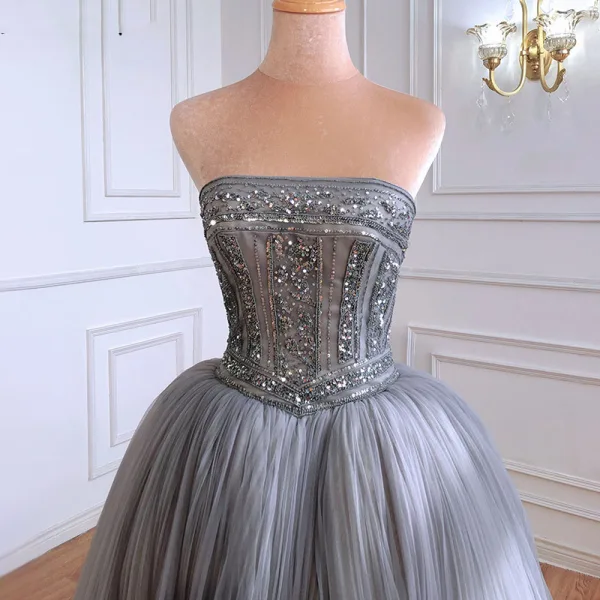 Charmant Gris Perlage Paillettes Plissée Robe De Bal 2022 Robe Boule Bustier Sans Manches Dos Nu Train De Balayage Robe De Ceremonie