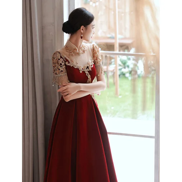 Chic / Beautiful Burgundy Suede Velour Evening Dresses 2022 A-Line / Princess High Neck Beading Pearl Rhinestone Short Sleeve Floor-Length / Long Evening Party Formal Dresses