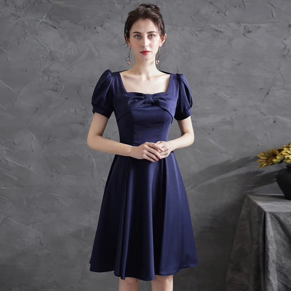 Simple Bleu Marine Satin de retour Robe De Graduation 2021 Princesse Encolure Carrée Noeud Manches Courtes Mi-Longues Robe De Ceremonie
