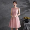 Piękne Rumieniąc Różowy Cekiny Sukienki Koktajlowe Strona Sukienka 2021 Princessa Wycięciem Bez Rękawów Szarfa Długość do kolan Koktajlowe Sukienki Wizytowe
