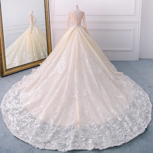 Schöne Champagner Brautkleider 2018 Ballkleid Spitze Applikationen Perlenstickerei Strass Pailletten Rundhalsausschnitt Lange Ärmel Kathedrale Schleppe Hochzeit