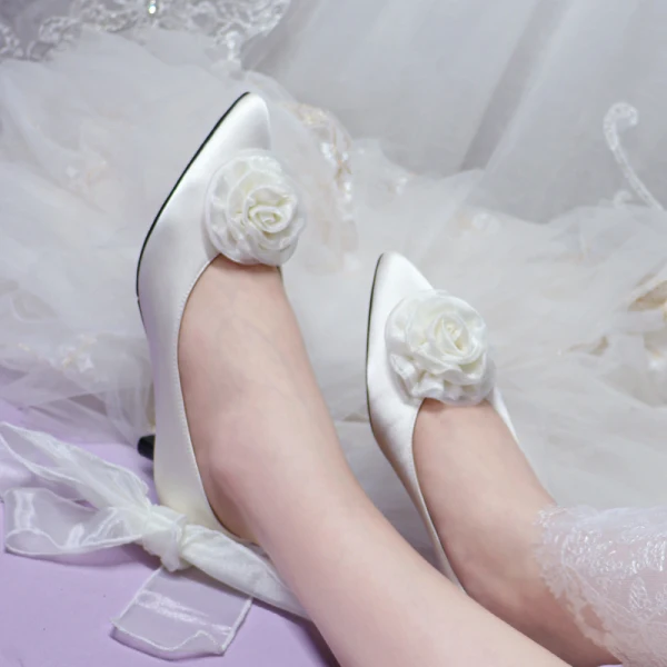 Élégant Ivoire Satin Fleur Chaussure De Mariée 2020 Cuir 5 cm Talons Aiguilles À Bout Pointu Mariage Escarpins