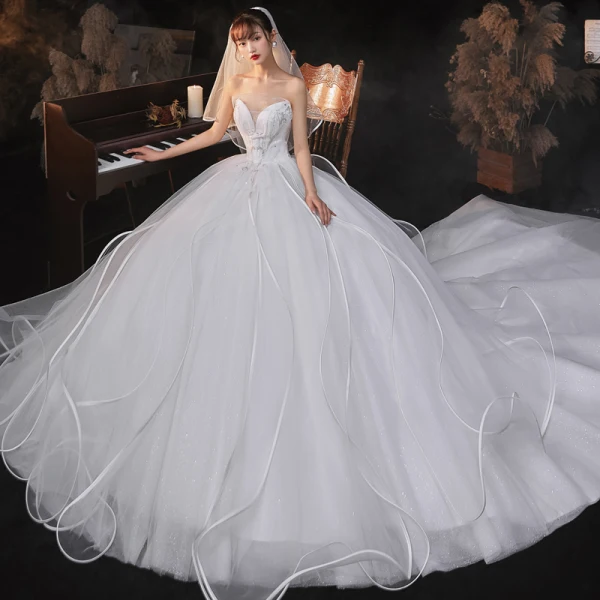 Charmant Blanche Robe De Mariée 2020 Robe Boule Bustier Paillettes Sans Manches Dos Nu Royal Train