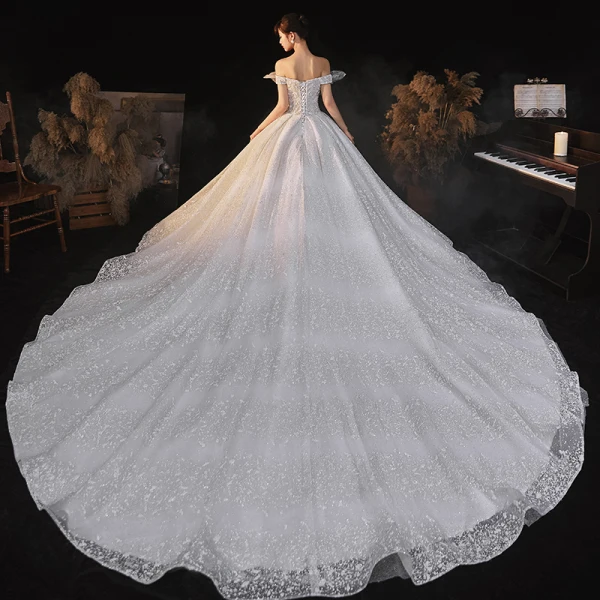 Luxus / Herrlich Weiß Spitze Brautkleider / Hochzeitskleider 2020 Ballkleid Bandeau Perlenstickerei Pailletten Ärmellos Rückenfreies Königliche Schleppe