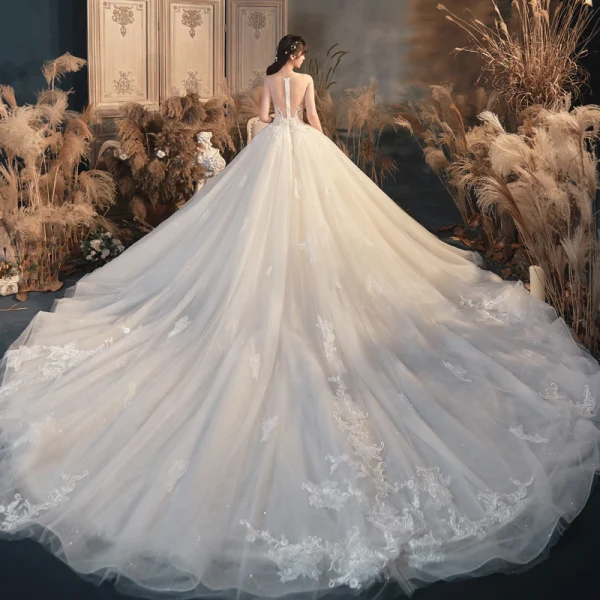 Luxe Champagne Robe De Mariée 2020 Robe Boule Encolure Dégagée Perlage Faux Diamant Paillettes En Dentelle Fleur Manches Courtes Royal Train