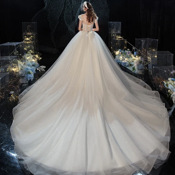 Charmant Champagne Robe De Mariée 2020 Robe Boule Encolure Dégagée Perlage Paillettes Sans Manches Dos Nu Royal Train