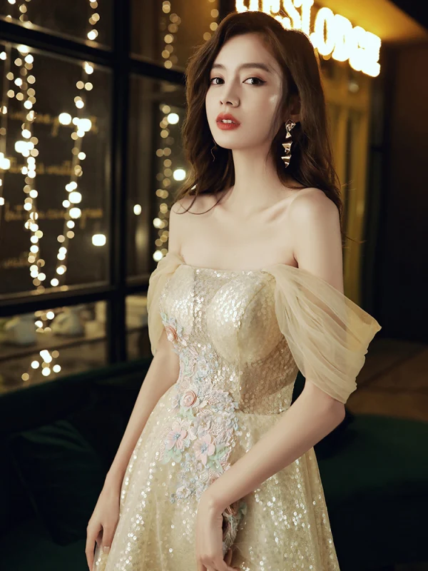 Scintillantes Doré Asymétrique Robe De Cocktail 2020 Princesse De l'épaule Perle Paillettes Appliques Manches Courtes Dos Nu Robe De Ceremonie
