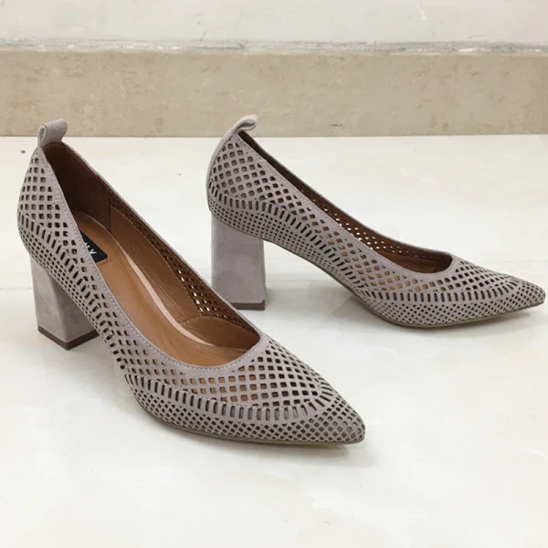 Enkla Svarta Casual Pierced Sandaler Dam 2020 Läder 7 cm Tjocka Klackar Spetsiga Sandaler