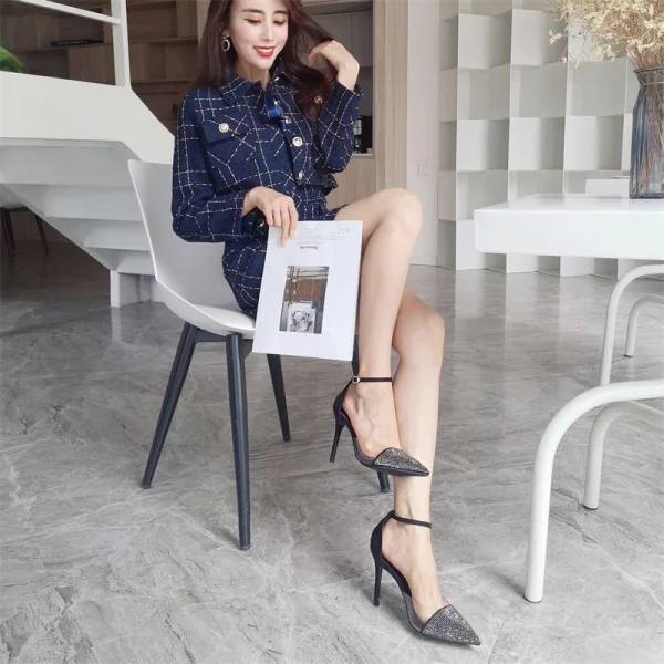 Charmant Beige Abend Sandalen Damen 2020 Leder Strass Knöchelriemen 9 cm Stilettos Spitzschuh Sandaletten