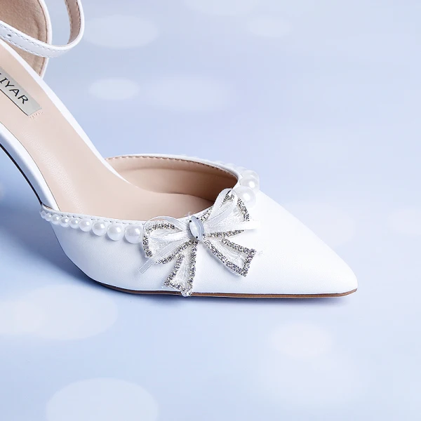 Elegante Weiß Brautschuhe 2020 Hochzeit Knöchelriemen Perle Strass Schleife 9 cm Stilettos Spitzschuh Sandaletten