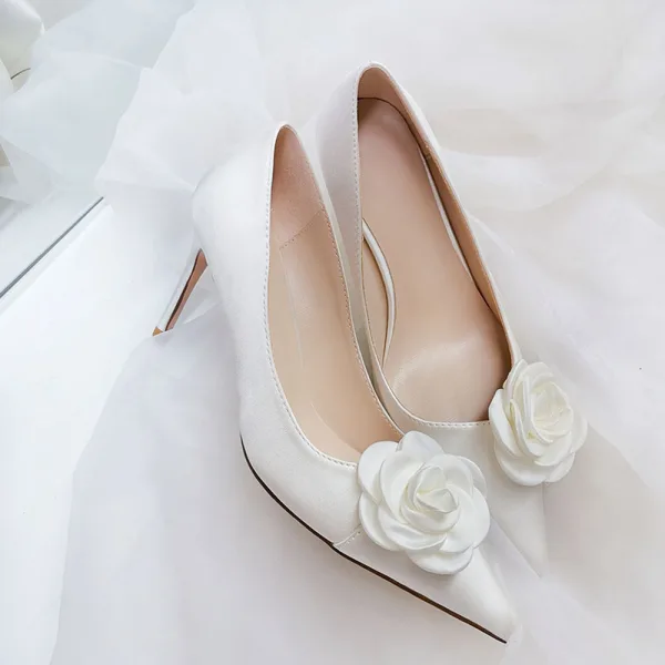 Élégant Ivoire Satin Fleur Chaussure De Mariée 2020 9 cm Talons Aiguilles À Bout Pointu Mariage Escarpins