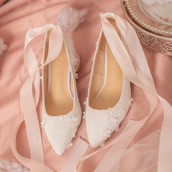 Elegante Ivory / Creme Brautschuhe 2020 Leder Knöchelriemen Spitze Applikationen 5 cm Thick Heels Spitzschuh Hochzeit Pumps