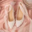Elegante Ivory / Creme Brautschuhe 2020 Leder Knöchelriemen Spitze Applikationen 5 cm Thick Heels Spitzschuh Hochzeit Pumps