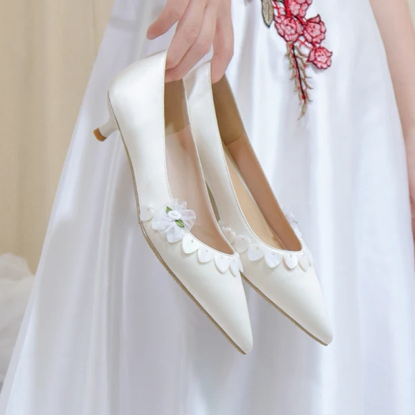 Schöne Ivory / Creme Brautschuhe 2020 Applikationen 3 cm Stilettos Low Heel Spitzschuh Hochzeit Pumps