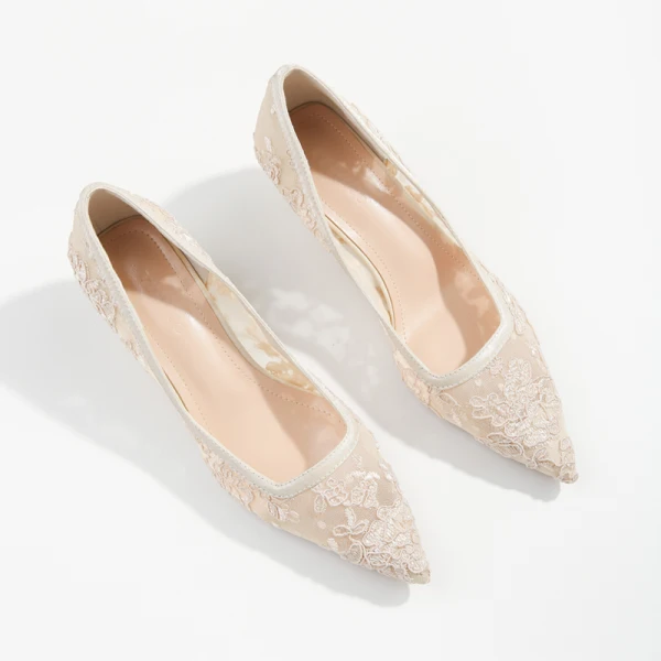 Classy Beige Lace Flower Wedding Shoes 2020 Tulle 3 cm Stiletto Heels Low Heel Pointed Toe Wedding Pumps