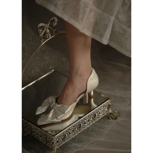 Edles Glanz Silber Brautschuhe 2020 Satin Schleife Strass Quaste 4 cm Stilettos Low Heel Spitzschuh Hochzeit High Heels