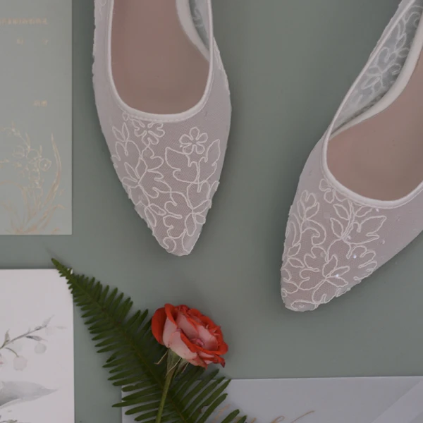 Chic / Belle Blanche Transparentes Chaussure De Mariée 2020 En Dentelle Fleur Noeud Cuir 3 cm Talons Aiguilles Talon Bas À Bout Pointu Mariage Escarpins