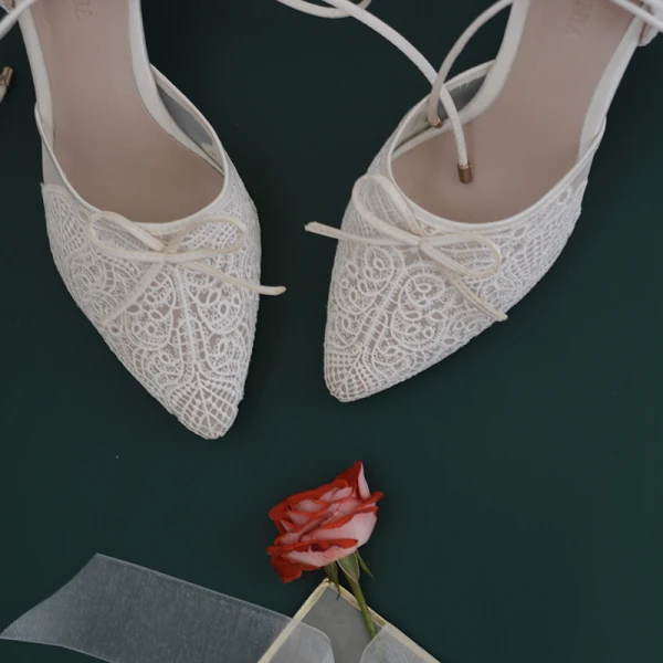 Charmant Blanche En Dentelle Fleur Chaussure De Mariée 2020 Noeud Bride Cheville 7 cm Talons Aiguilles À Bout Pointu Mariage Talons