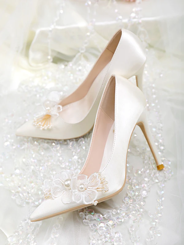 Élégant Ivoire Satin Chaussure De Mariée 2020 Perle En Dentelle Fleur 10 cm Talons Aiguilles À Bout Pointu Mariage Escarpins