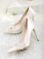 Élégant Ivoire Satin Chaussure De Mariée 2020 Perle En Dentelle Fleur 10 cm Talons Aiguilles À Bout Pointu Mariage Escarpins