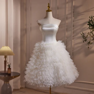 Chic Belle Blanche Satin Volants Courte Robe De Fête 2024 Princesse Bustier Sans Manches Dos Nu Cocktail Soirée Robe De Ceremonie