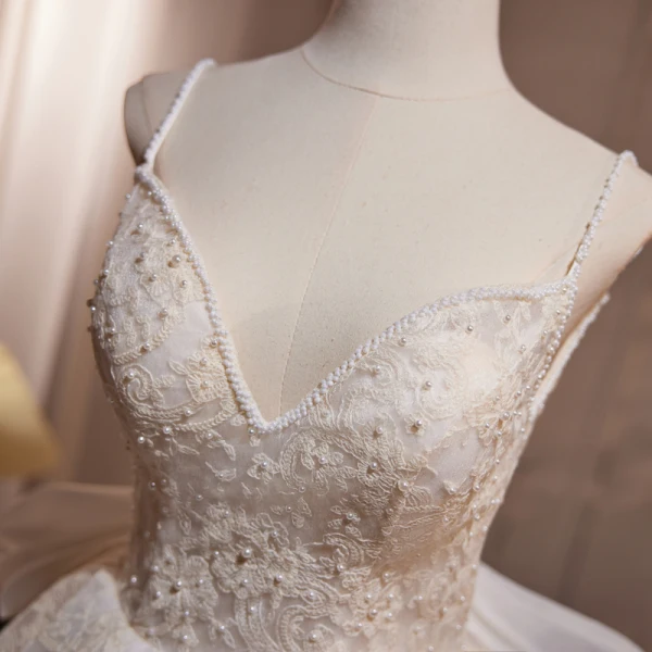 Charmant Beige Perle En Dentelle Fleur Courte Robe De Fête 2024 Bretelles Spaghetti Sans Manches Dos Nu Noeud Robe De Ceremonie