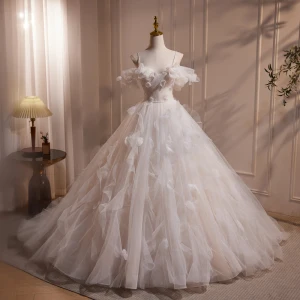 Eleganta Vita Appliqués Cascading Volanger Balklänningar 2024 Prinsessa Spaghettiband Korta Ärm Halterneck Svep Tåg Bal Balklänningar