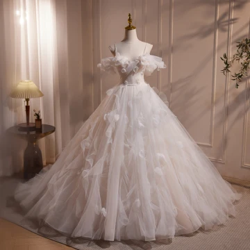Elegant White Appliques Cascading Ruffles Prom Dresses 2024 A Line Princess Spaghetti Straps Short Sleeve Backless Sweep Train Prom Prom Dresses