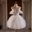 Chic / Belle Blanche Perle En Dentelle Fleur Courte Volants en Cascade Robe De Fête 2024 Robe Boule Bretelles Spaghetti Sans Manches Dos Nu Robe De Ceremonie