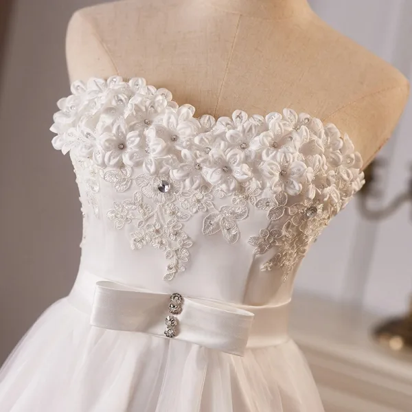 Schlicht Weiß Strass Spitze Blumen Applikationen Leichtes Brautkleider / Hochzeitskleider 2024 A Linie Bandeau Ärmellos Rückenfreies Sweep / Pinsel Zug Hochzeit