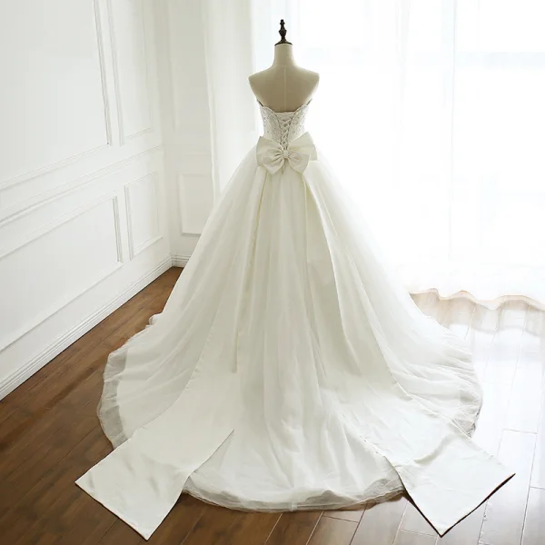 Moderne / Mode Blanche Robe De Mariée 2018 Robe Boule Perlage Cristal Faux Diamant Paillettes Noeud Bustier Dos Nu Sans Manches Tribunal Train Mariage