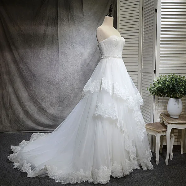 Fine Hvit Brudekjoler 2018 Prinsesse Rhinestone Paljetter Kjæreste Ryggløse Uten Ermer Domstol Tog Bryllup