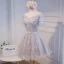 Chic / Belle Gris de retour Robe De Graduation 2018 Princesse Appliques En Dentelle Noeud De l'épaule Dos Nu Manches Courtes Courte Robe De Ceremonie
