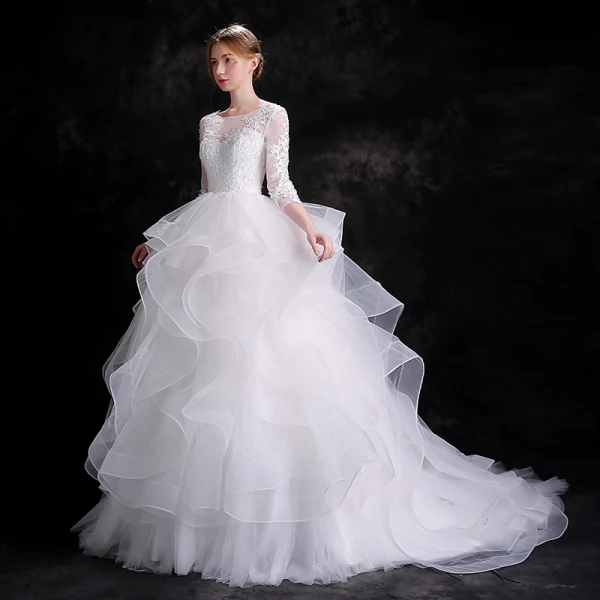 Elegante Weiß Brautkleider 2018 Ballkleid Applikationen Mit Spitze Fallende Rüsche Rundhalsausschnitt Rückenfreies 3/4 Ärmel Kapelle-Schleppe Hochzeit