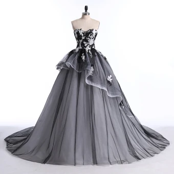 Chic Beautiful White Black Prom Dresses 2017 Ball Gown Sweetheart Sleeveless Beading Sequins Appliques Lace Backless Ruffle Organza Formal Dresses Court Train