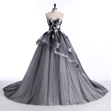 Chic Belle Blanche Noire Robe De Bal 2017 Robe Boule Amoureux Sans Manches Perlage Paillettes Appliques En Dentelle Dos Nu Volants Organza Robe De Ceremonie Tribunal Train