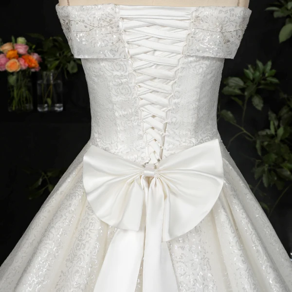 Glitzernden Bling Bling Ivory / Creme Plus Größe Brautkleider / Hochzeitskleider 2021 A Linie Ärmellos Spitze Satin Handgefertigt Perlenstickerei Pailletten Kapelle-Schleppe Hochzeit