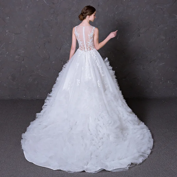 Sexy Pierced Wedding Dresses 2017 A-Line / Princess Scoop Neck Sleeveless Appliques Lace White Ruffle Tulle Court Train