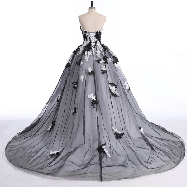 Chic / Beautiful White Black Prom Dresses 2017 Ball Gown Sweetheart Sleeveless Beading Sequins Appliques Lace Backless Ruffle Organza Formal Dresses Court Train