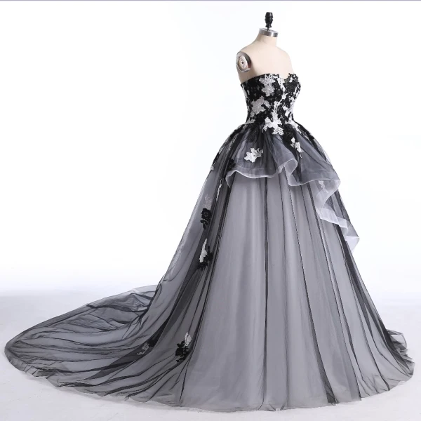 Chic / Beautiful White Black Prom Dresses 2017 Ball Gown Sweetheart Sleeveless Beading Sequins Appliques Lace Backless Ruffle Organza Formal Dresses Court Train