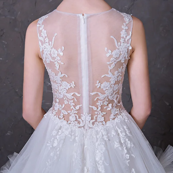Sexy Pierced Wedding Dresses 2017 A-Line / Princess Scoop Neck Sleeveless Appliques Lace White Ruffle Tulle Court Train