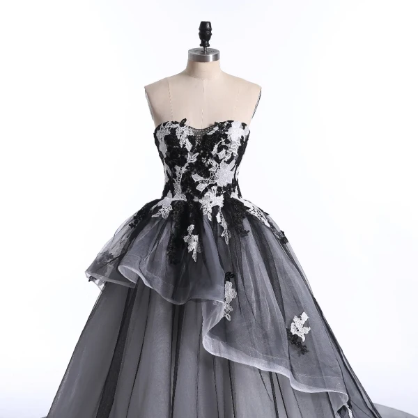 Chic / Beautiful White Black Prom Dresses 2017 Ball Gown Sweetheart Sleeveless Beading Sequins Appliques Lace Backless Ruffle Organza Formal Dresses Court Train