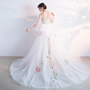 Unika Hall Formella Klänningar 2017 Balklänningar Prinsessa Cathedral Train Cascading Volanger V Hals Långärmad Halterneck Appliqués Blomma