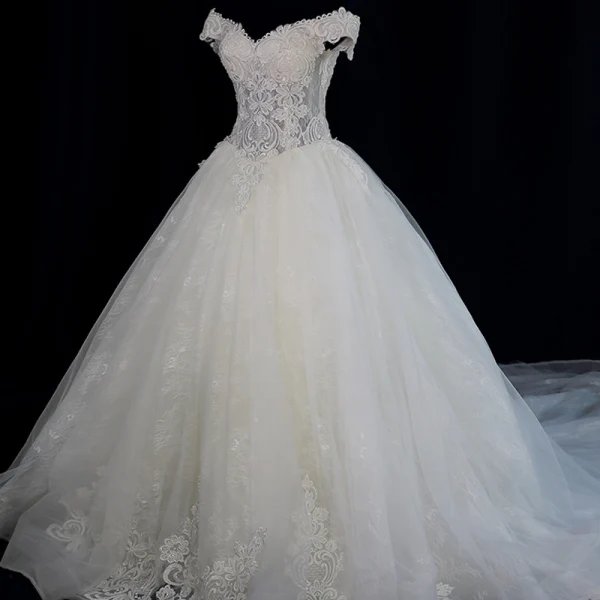 Rabatt Elfenben Bröllopsklänningar 2018 Prinsessa Av Axeln Korta ärm Spets Appliqués Beading Halterneck Ruffle Cathedral Train