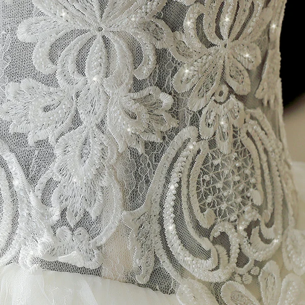 Rabatt Elfenben Bröllopsklänningar 2018 Prinsessa Av Axeln Korta ärm Spets Appliqués Beading Halterneck Ruffle Cathedral Train
