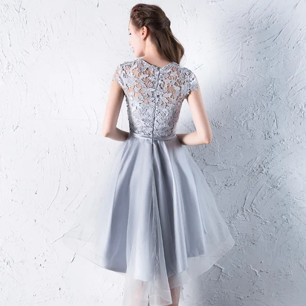 Abordable Salle Robe De Ceremonie 2017 Robe De Graduation Asymétrique Princesse Noeud Ceinture Volants en Cascade Encolure Dégagée Manches Courtes En Dentelle Appliques